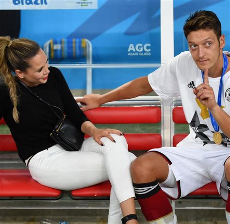 Türk futbolcu, madrid'te gözlerini güneş gözlüklerinin arkasına gizleyen genç bir kadınla alışveriş yaparken görüntülendi. Trennung offiziell : Mandy Capristo macht Schluss, Mesut Özil schweigt - WELT