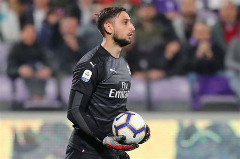 Gianluigi donnarumma (castellammare di stabia, 25 februari 1999) is een italiaans voetballer die als doelman speelt. Milan, Donnarumma finanzia il mercato: da Sensi e Kramaric ...