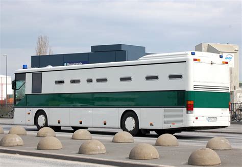 Der baukasten besteht aus einem gefangenentransporter und ein motorrad. Interessanter Gefangenentransportbus, leider konnte ich ...