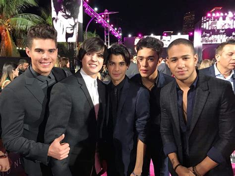 Cnco interpretaba un popurrí de canciones de varios artistas, y apareció ricardo montaner en. Premios lo nuestro | CNCO Amino