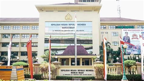 Kompas.com/nicholas ryansejumlah kendaraan taktis polri diparkir di depan mabes polri, jakarta selatan, rabu (31/3/2021). Lokasi Kejadian di Karawang Jadi Alasan Mabes Polri Ambil ...