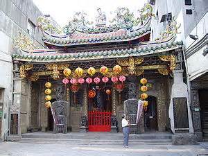 This post is a continuation on my series of posts on the historic monga (艋舺) district of taipei. 艋舺青山宮-樂活台灣