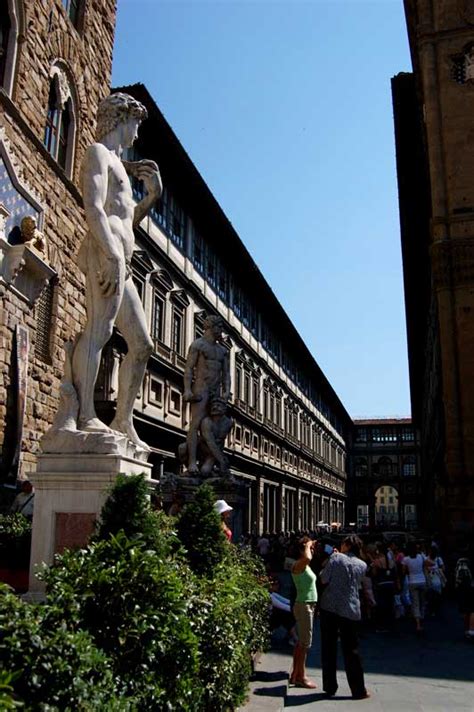 Butchers, tanners, and farmers initially occupied the shops; In die Uffizien ohne Wartezeiten - TuscanyTourGuide.com