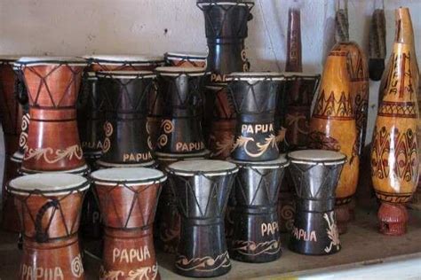 Tifa yang berasal dari papua biasanya terbuat dari kayu lenggua yang sudah terkenal dengan bentuknya yang besar serta kuat. 15 Contoh Alat Musik Ritmis Tradisional, Modern Dan Cara Memainkannya