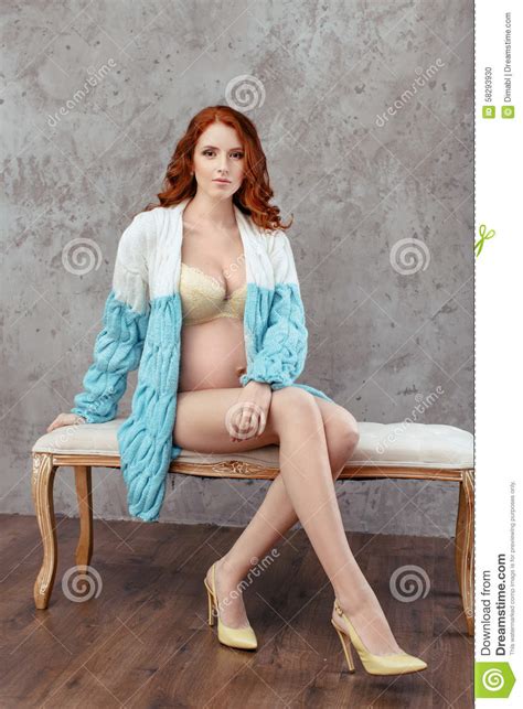 Dann eignet sich das bauchtraining zu hause. Schwangere Frau, Die Sich Zu Hause Entspannt Stockfoto ...