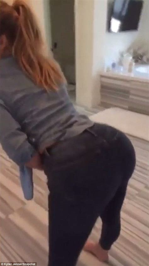 Pendeja con madurito en el bosque. Kylie Jenner and Khloe Kardashian twerk in dancing ...