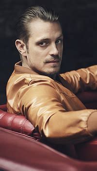 Его мать родом из швеции, а отец — американец. Joel Kinnaman Network » Joel Kinnaman for Vanity Fair Italia