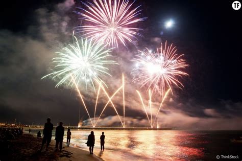 Dans tous les cas, les spectacles pyrotechniques seront déployés en haute altitude, pour qu'ils soient visibles à trois kilomètres de distance et éviter les rassemblements. 15 août 2015 : programme des feux d'artifice en France ...