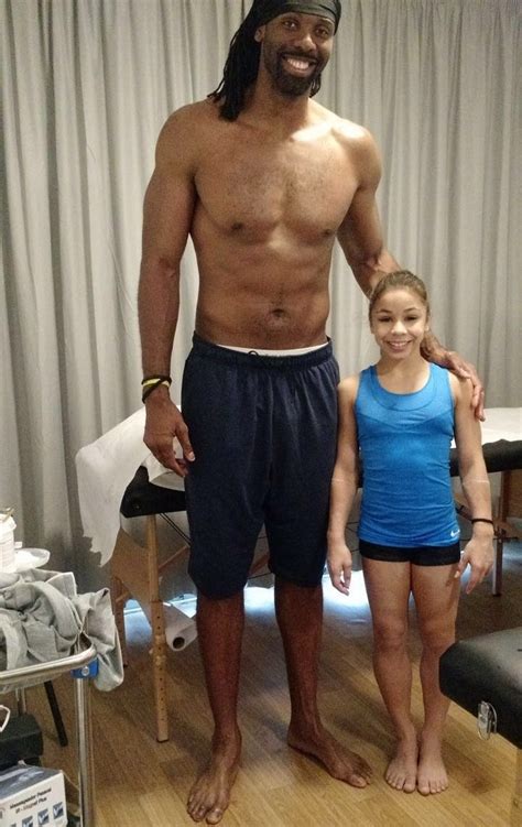 Flávia lopes saraiva is a brazilian artistic gymnast. Ginasta Flávia Saraiva, de 1,33m, tira foto com Nenê, do ...