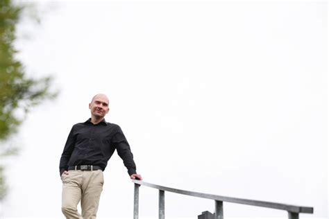 Žloutenka a se projevuje nevolností, nechutenstvím, únavou, zvracením, pobolíváním pod pravým žeberním obloukem, bolestmi zad a břicha. „Podle mne může být příčina mé nemoci očkování," říká ...