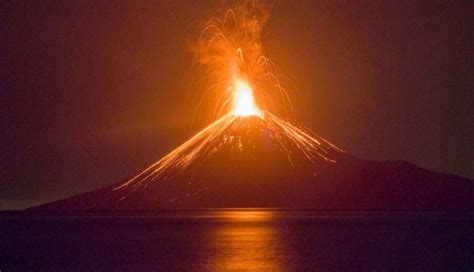 Pada anak krakatau, terdapat alat pemantau aktivitas gunung berapi ini. NUSABALI.com - Erupsi Gunung Anak Krakatau