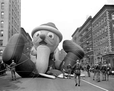 Headquartered in new york city, the. Postales de terror: las tenebrosas imágenes del desfile de ...