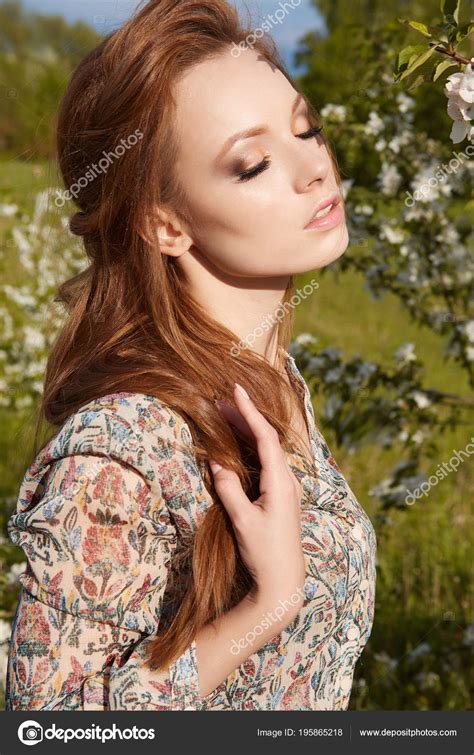 Femme mince avec un cul génial ! Sensuelle Belle Fille Forêt Beauté Jeune Femme Fleurs ...