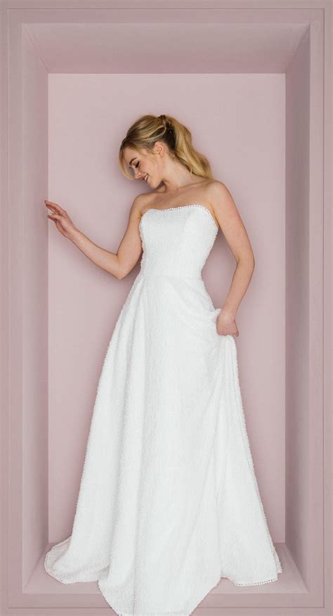 Der richtige schnitt für ein hochzeitskleid. Trägerloses Hochzeitskleid mit besonderer Kügelchenspitze ...