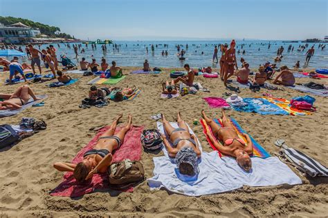 Discover the croatian sport of picigin, which originated on the sandy beach of bačvice in split. Summer Refuses to Leave Bacvice Beach | Croatia Times