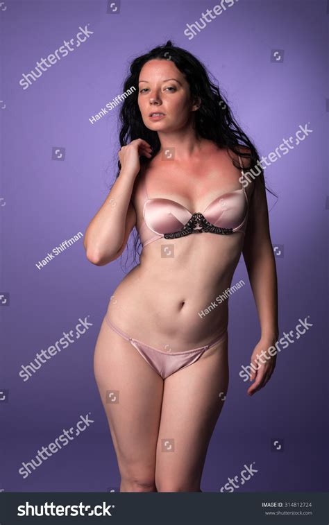 Tusentals nya, högkvalitativa bilder läggs till varje dag. Petite Pretty Italian Brunette In Pink Lingerie Stock ...