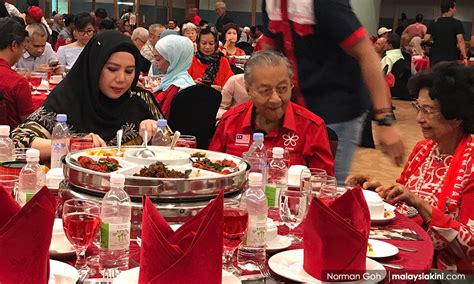 Stream tracks and playlists from adik beradik on your desktop or mobile device. Malaysiakini - Azmin alu-alukan sokongan Ummi Hafilda