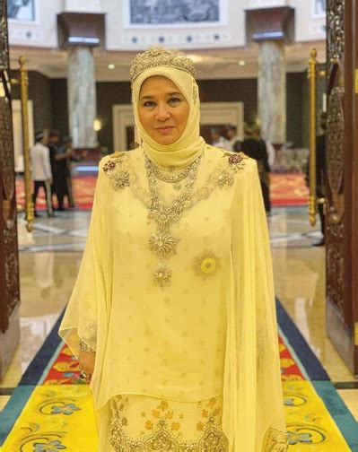 Tengku muhammad iskandar ri'ayatuddin shah. Happiest Birthday to our beautiful Queen.. " - Tengku ...