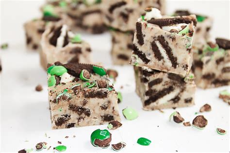 The entire sandwich cookie is then covered in rich chocolate fudge. Easy Oreo Mint Fudge | Horses & Heels