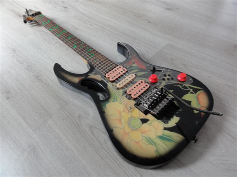 Encontramos una tela de cortina que nos gustó y cuando llegó el momento de hacer otra jem, pensé: Ibanez JEM 77 FP Floral Pattern! Steve Vai! First Year FP ...