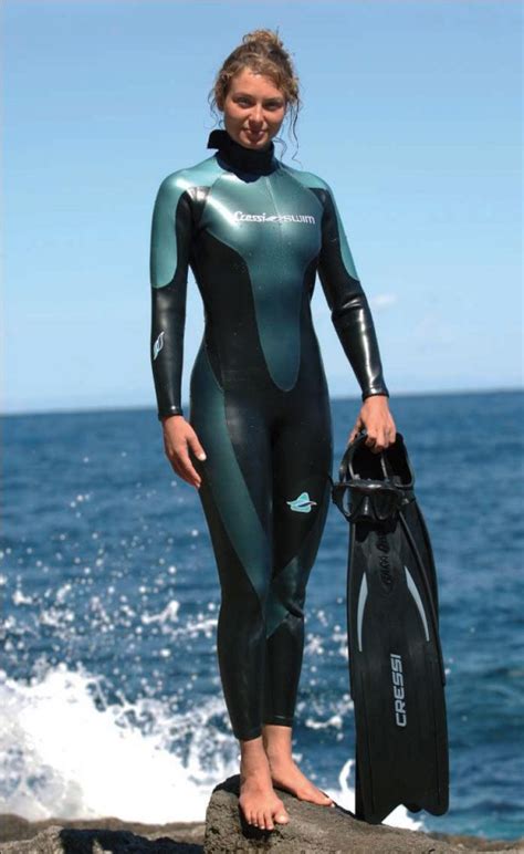 Wetsuits for surfing, scuba, triathlon, kayaking, waterskiing and more. Frogwomen and their wetsuits - 1 - Frogwoman