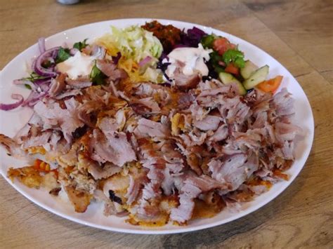 Auf der anderen straßenseite befinden sich auch zahlreiche parkmöglichkeiten, sodass man den imbiss auch gut mit dem auto besuchen kann. excellent - Review of Urfa Kebap Haus Frankfurt mit ...