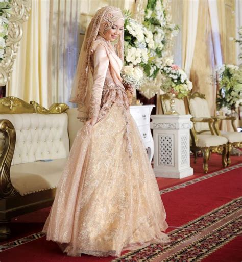 Diantaranya yaitu ada model dress panjang dan pendek, model gaun pesta kebaya, model gamis pesta, dan masih ada banyak lagi. Gaun-pesta-brokat-berwarna-keemasan-kombinasi-satin-warna ...