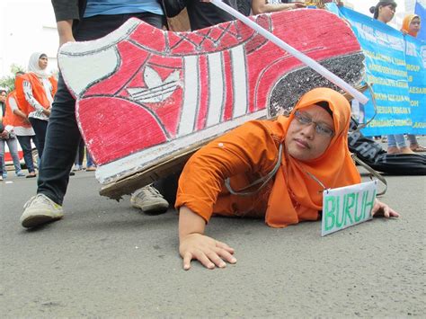 Meskipun pabrik sepatu yang beroperasi di sini tidak sebanyak di kabupaten tangerang. Contoh Surat Lamaran Kerja Di Pt Nikomas Gemilang