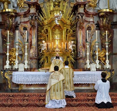 The mosaic of divine mercy, handcrafted in north italy, is at the left side of the altar. Un episodio indicativo del pregiudizio modernista verso i ...