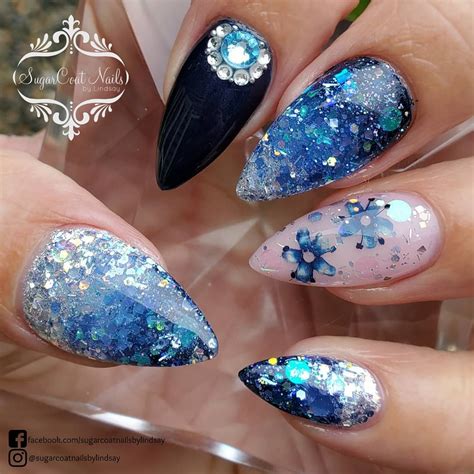 From dotted daisies to petals made from sequins. @veroniquesshop - dried flowers #sugarcoatnails #nails # ...