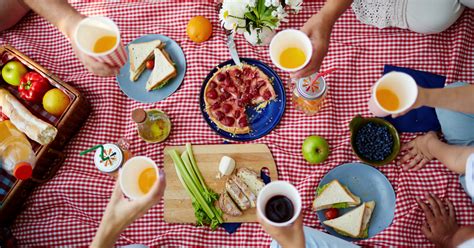 In diesem zusammenhang häufig verwendete utensilien sind der picknickkorb, die picknickdecke oder das picknickgeschirr. 3 simpele recepten om mee te nemen op een picknick