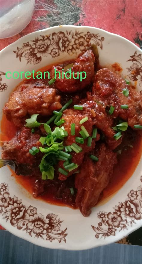 Berbeza dengan resepi ayam masak merah yang pernah saya kongsikan makanan ini memiliki kelainan iaitu terletak pada daun kari yang dimasukan semasa menumis juga jumlah serai yang banyak hingga resepi ini saya guna sampai 8 batang. CORETAN HIDUP