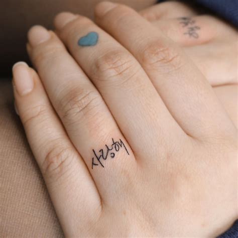 If you're looking for tattoos with meaning & symbolism you've come to the right place. STUDIOBYSOL_Pu-reum on Instagram: "Korean lettering ️ "사랑해" means I love you and "행복해" means I ...