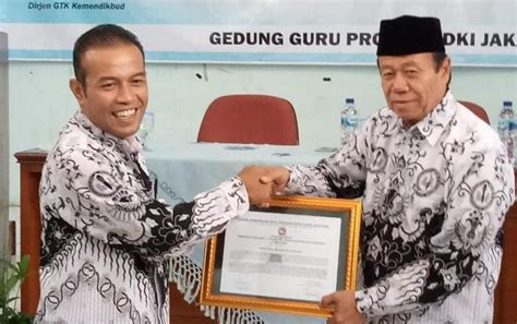 Yeni merasa perlakuan pemerintah jokowi terhadap honorer k2 sangat tidak adil dan mencederai keadilan. Forum Guru Honorer Non-K2 Puji Presiden Jokowi dan Bu Uni ...
