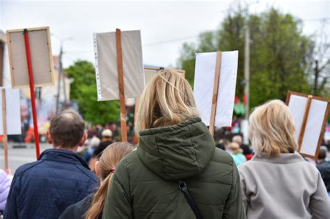 La police biélorusse a arrêté des dizaines de personnes lors d'une nouvelle manifestation de l'opposition rassemblant quelque 50.000 personnes dimanche contre le président alexandre. Action De Protestation Silencieuse En Biélorussie ...