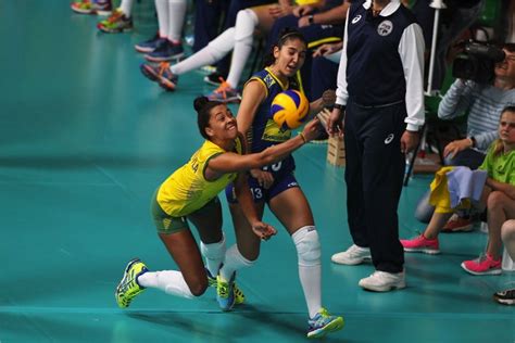 Líbero recebeu homenagem das mãos da diretora de vôlei feminino keyla monadjemi — foto: Convocada a seleção sub-23 do vôlei feminino do Brasil ...