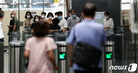 최근 코로나로 인한 거리두기 2.5단계 격상 후 고민의 날을 보내다 결국 결혼식을 내년 1월 23일로 미루게 됐다고 밝혔다. 서울시 거리두기 3단계 검토…격상 조건 '더블링 현상'은 무엇 ...