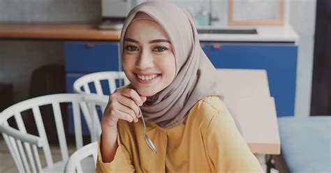 Yang bulat tak akan datang bergolek, yang pipih tak akan datang melayang… aku ingin berbicara pada terik mentari, tapi sayang, cuaca mendung diliputi awan. Perempuan & Rasa Malu Memang Tak Dapat Dipisahkan, Ini ...