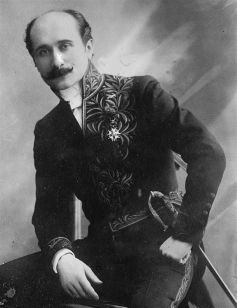 Though he lived for just a short span of 36 years, he achieved quite a lot during. Edmond Rostand, escritor, poeta e dramaturgo francês ...