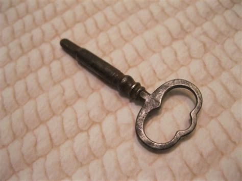 Hello everyone, today we are going to be talking about some of the techniques that i found to be most useful when i decided to expand my sewing ability to include treadle sewing machines. Antique Singer Treadle Sewing Machine Key | Etsy | Treadle ...