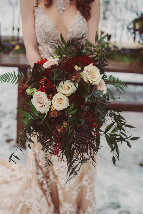 This sophisticated bouquet is like the classic red lipstick of spring: Pin on Bouquets & Florals