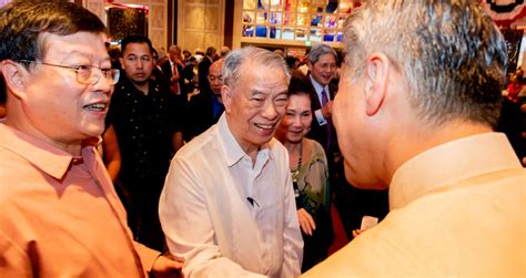 Born july 17, 1934) is a filipino billionaire businessman and educator with interests in banking, airline, liquor, tobacco, real estate industries, beverages, and education. Why Filipino Billionaire Lucio Tan Still Uses Old School ...