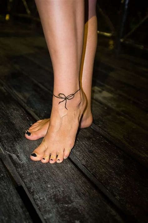 Dövme yaptırmak isteyen birçok kız, onun için bir ayak bileği seçin. New Obsessions Blog panosundaki Pin