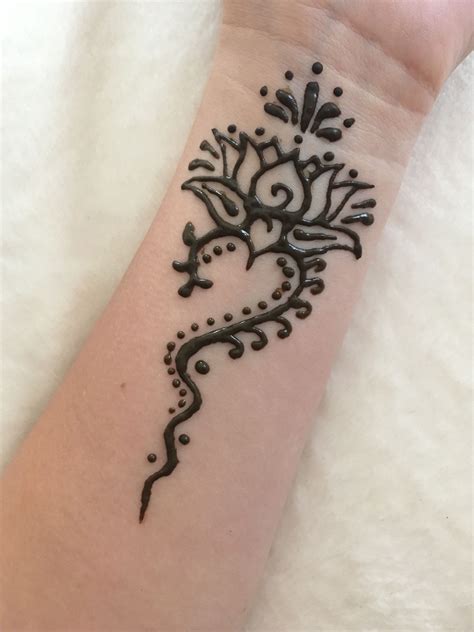 Ini sangat cocok bagi kamu yang pemula. Gambar Henna Tangan Simple Dan Bagus : Henna Adiba Posts ...