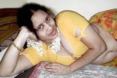 Desi mature aunty bathing in pond secretly recorded. Mallu Aunties Secret Bedroom Photos | HOT MALLU AUNTIES