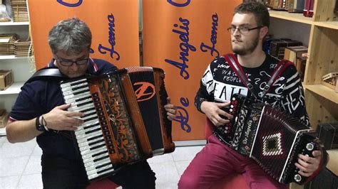 Check the fashion stylist profile of daniela settembrino from buenos aires, argentina. Daniele Lamano e Giacomo Sette Rose Rosse (Bigazzi) - YouTube