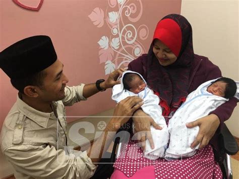 Setelah mengumandangankan adzan dan melafalkan iqomat pada sang bayi dilanjutkan dengan membaca doa berikut artinya : 8 tahun menanti akhirnya dapat kembar