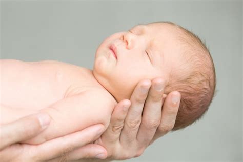 Kulit bayi merah selepas lahir. 6 Masalah Kulit yang Sering Dialami Bayi Baru Lahir