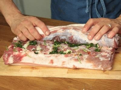 Le principali sono il rosmarino, il ginepro, l'aglio, il finocchietto, i chiodi di garofano e l'alloro. Pancetta in porchetta: Ricette di Cookaround | Cookaround