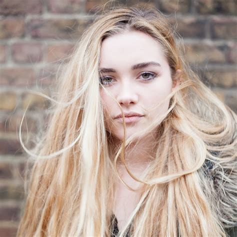 She is known for the falling (2014), her film debut, lady macbeth (2016), outlaw king (2018), fighting with my family (2019), and midsommar (2019). Bild zu Florence Pugh - Kinoposter Florence Pugh ...